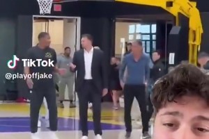 终于走了！名场面：东契奇续约现场，文森特连续两个篮下投篮打铁